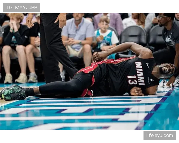 抱人算犯规吗？足球规则中哪些拉拽动作会被判罚