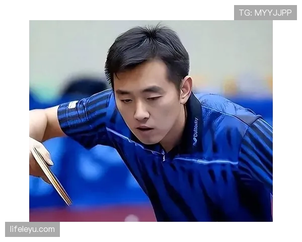 孔令辉深夜遛狗那张照里，狗戴的项圈比我结婚戒指还贵